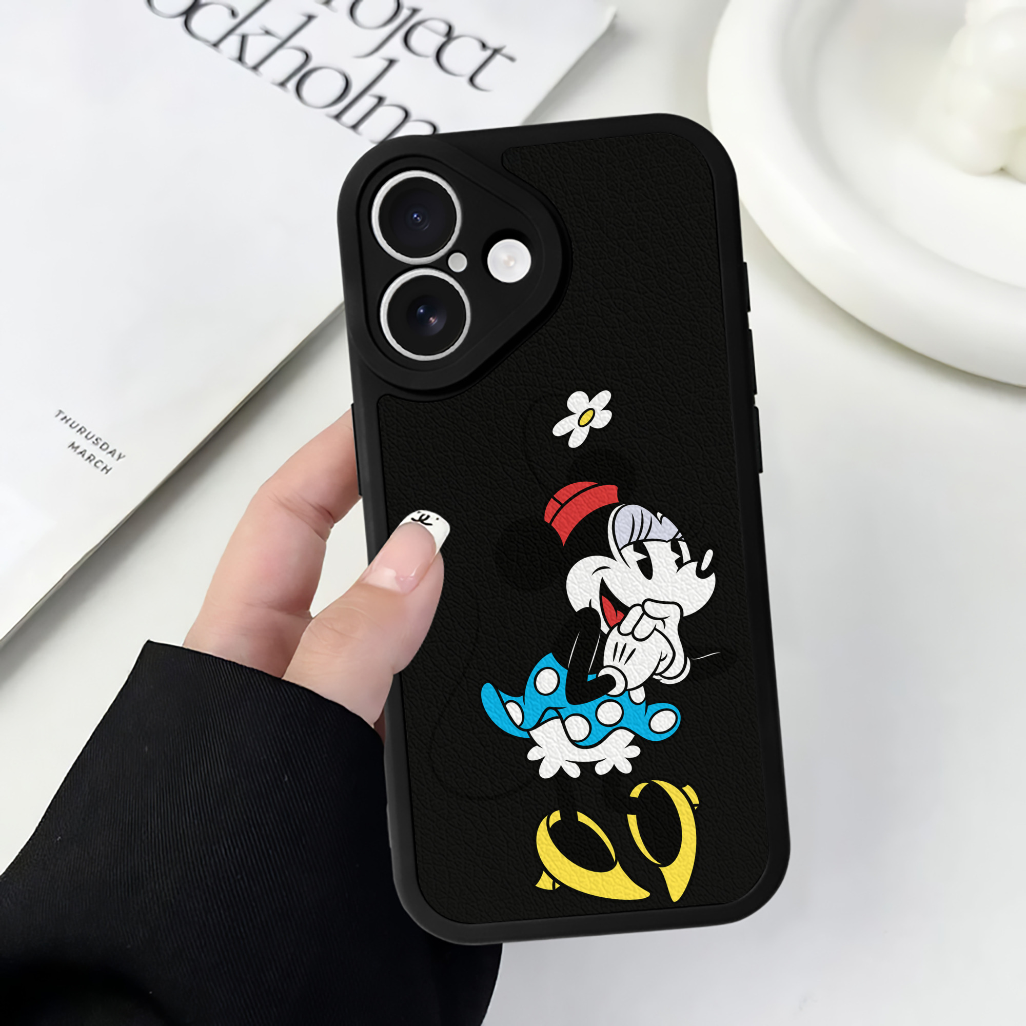 （画像用） ミッキーマウス Mickey Mouse 【iPhone 16シリーズ対応】シリコンスマホケース（レザー調） 材質：シリコン